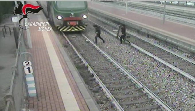 Rapinano due giovani in stazione e tentano la fuga, arrestati due marocchini