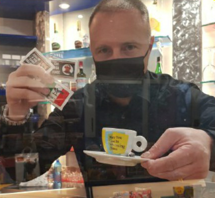 Grana per il bar “nostalgico”: rimossi dopo una segnalazione il busto e le bottiglie del Duce