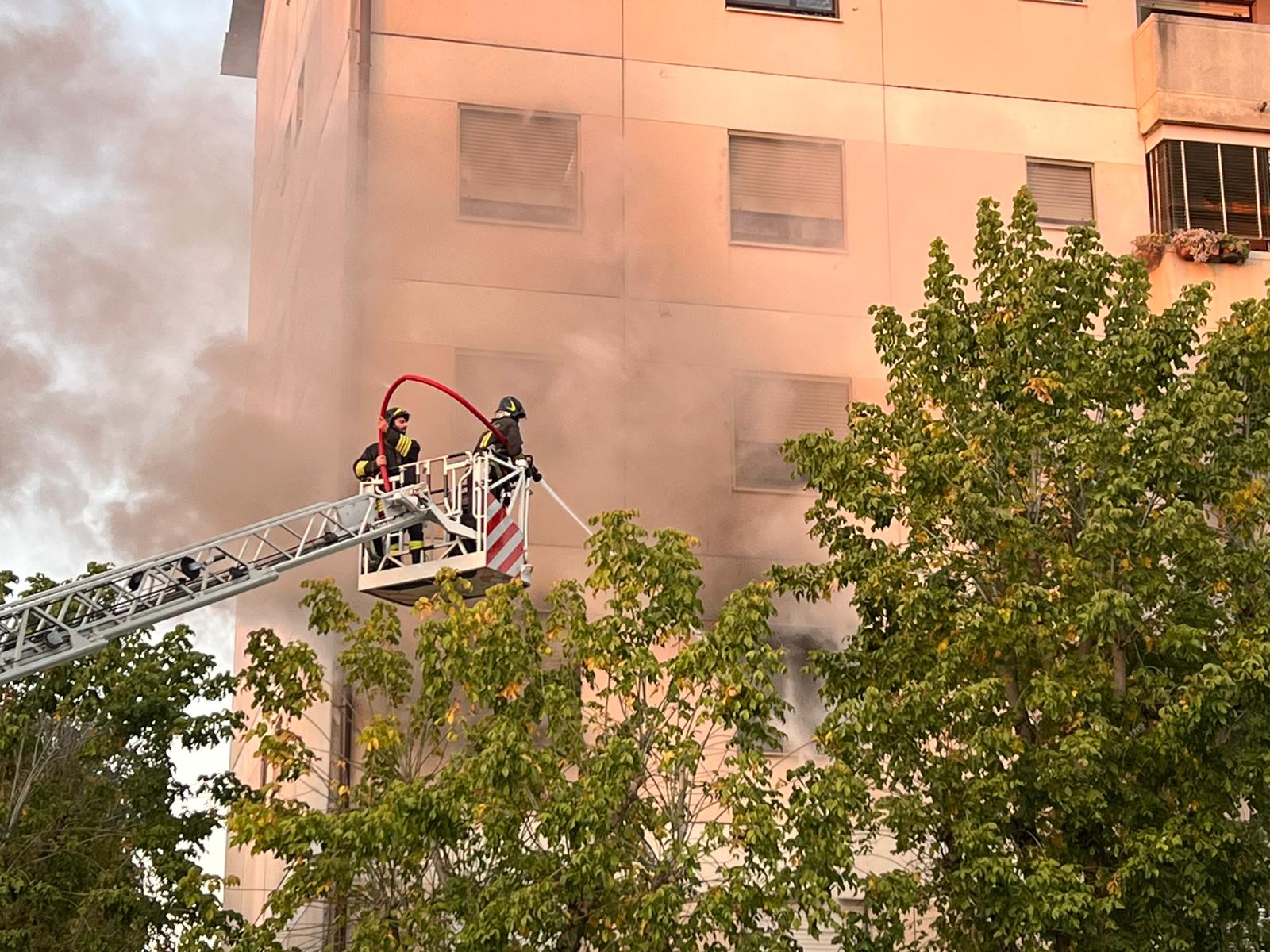incendio vigili del fuoco pompieri via Bramante Monza