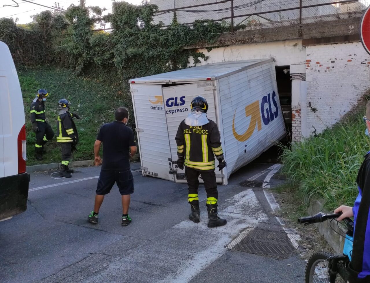 Ancora un camion incastrato sotto il ponte di via Lampugnani