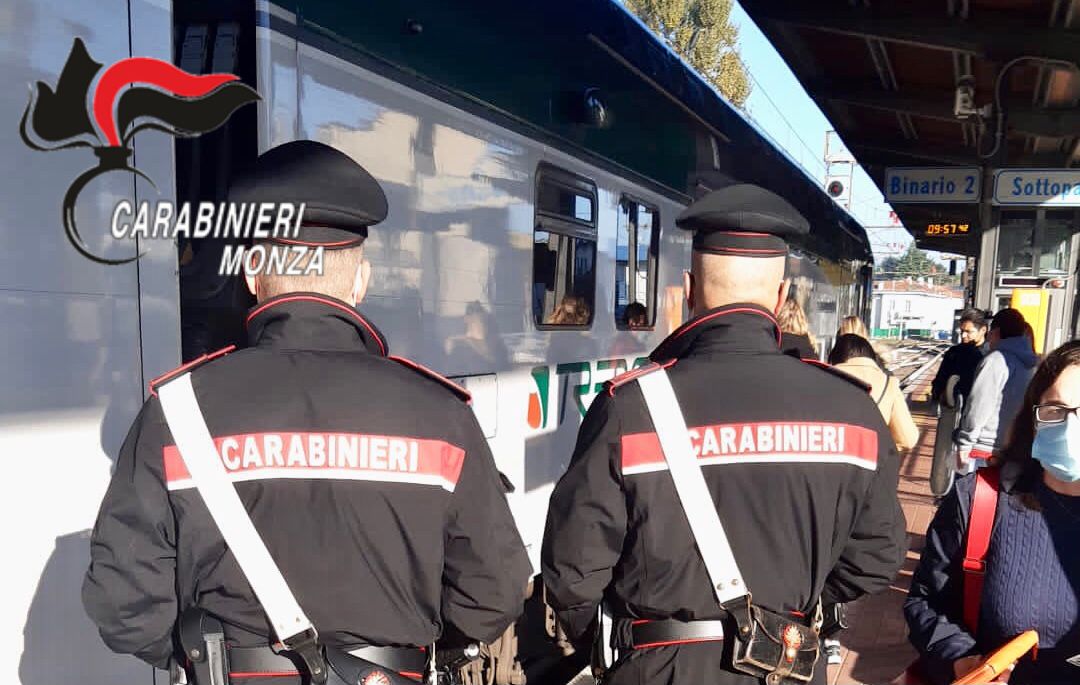 La sbattono al muro per rubarle il cellulare, rintracciati e denunciati