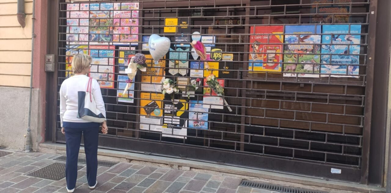 Fiori, palloncini e messaggi sull’edicola dei genitori di Simone