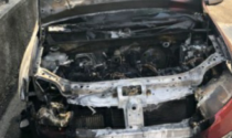 Misterioso incendio nella notte: auto bruciata, indagini in corso