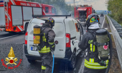 Furgone a metano a fuoco sulla Statale 36 in direzione Milano