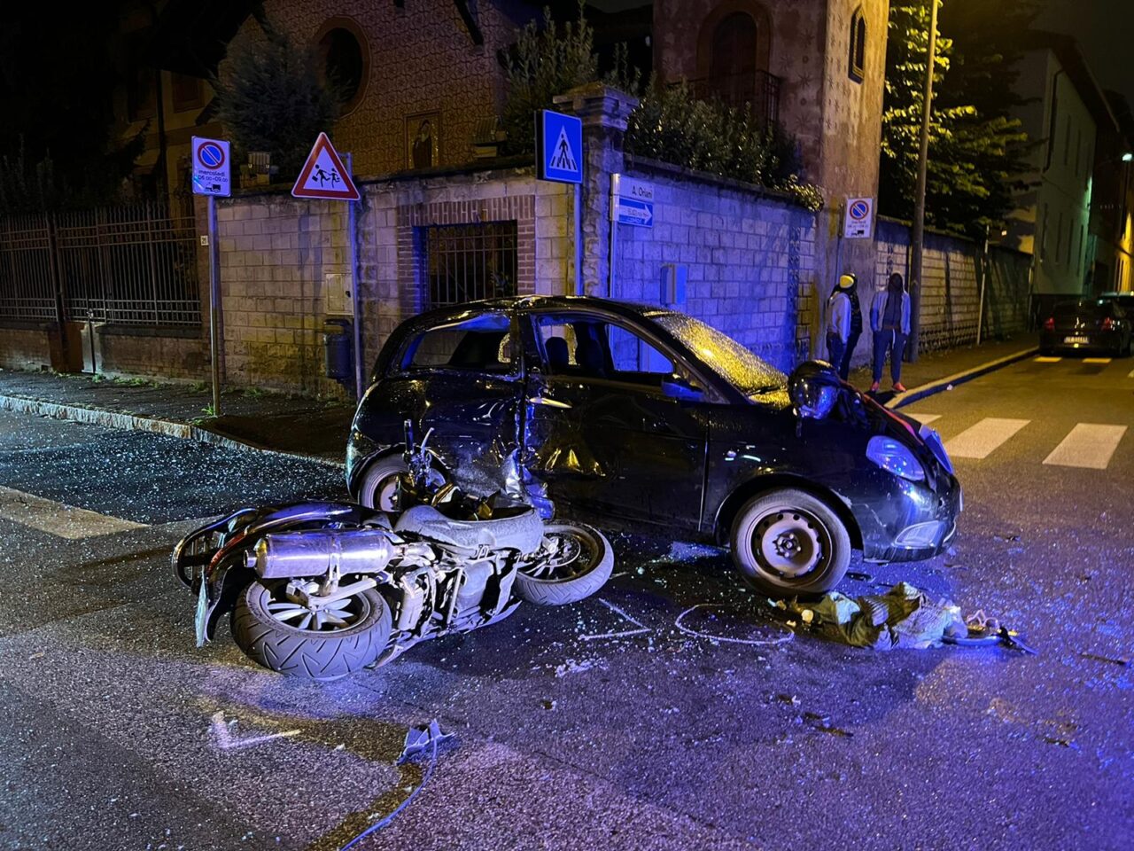 Si schianta contro un’auto: centauro in ospedale con entrambi i femori fratturati