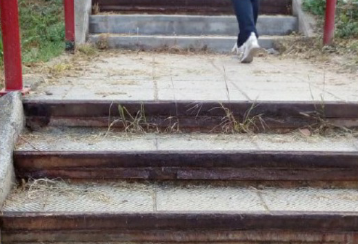 “Scala arrugginita e pericolosa, aspettiamo che un bimbo si ferisca?”