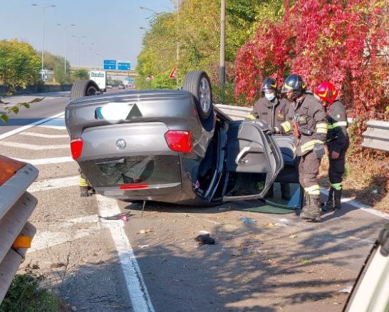 Ribaltamento in superstrada, intervengono i Vigili del Fuoco