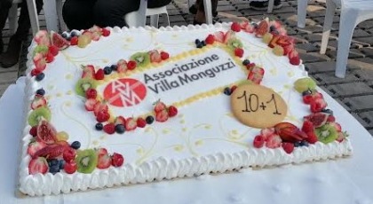 Biassono La torta per l'11esimo compleanno dell'associazione culturale Villa Monguzzi