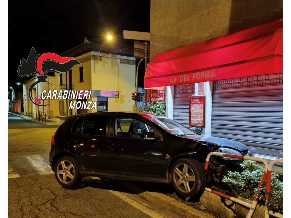 Ubriaco si schianta contro il marciapiede, denunciato