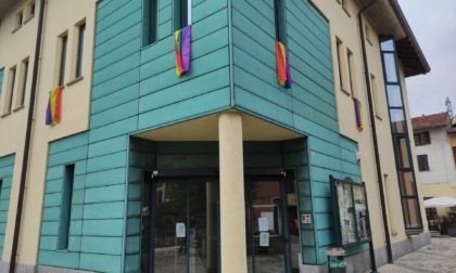 Drappi arcobaleno sulle finestre del Municipio, la Lega attacca l'Amministrazione