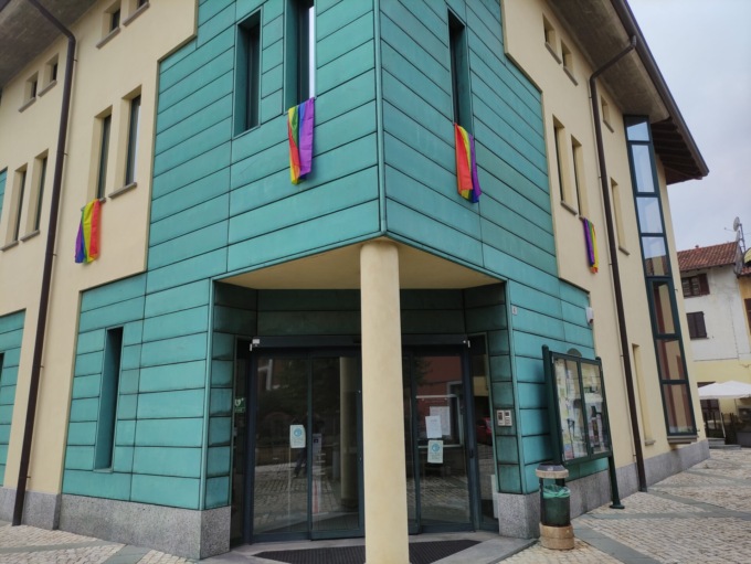 Drappi arcobaleno sulle finestre del Municipio, la Lega attacca l’Amministrazione