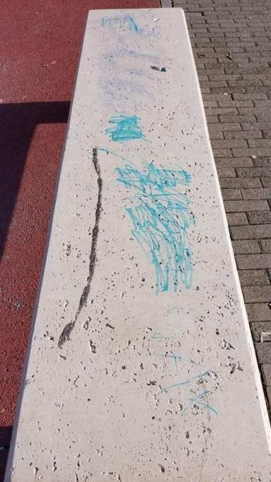 Già vandalizzate le nuove panchine delle scuole di Mezzago