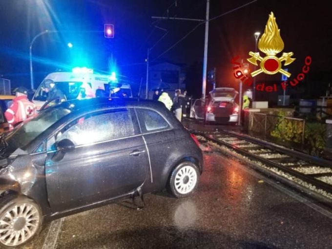 Cinque trentenni coinvolti in un incidente, arrivano anche i pompieri