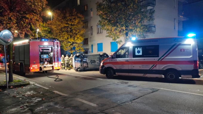 Auto ribaltata a Caponago, attimi di paura per una 42enne