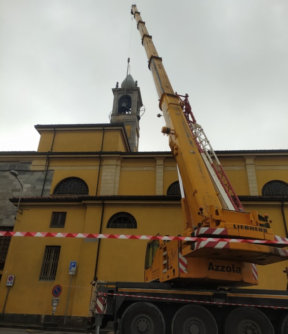 Dopo la manutenzione, la campana è tornata al suo posto