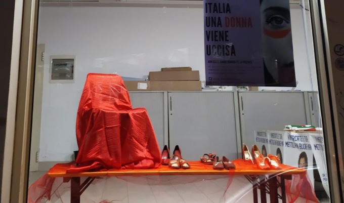 Una sedia e tante scarpette rosse per dire no alla violenza sulle donne