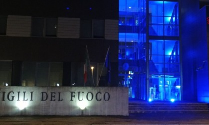 La sede di Monza dei Vigili del fuoco si illumina di blu