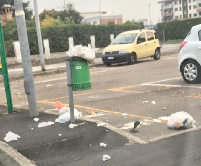 Basta usare i cestini come discarica domestica!