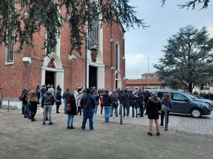 Chiesa gremita per le esequie di Marco Penza