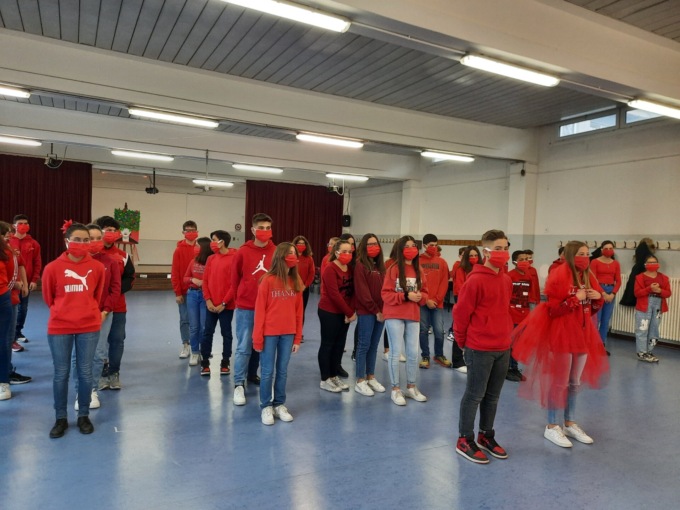 Stop alla violenza sulle donne, flash-mob degli studenti
