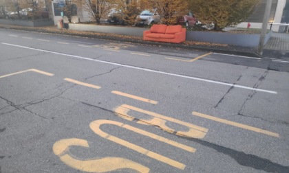 L'autobus si aspetta alla fermata comodamente sul... divano