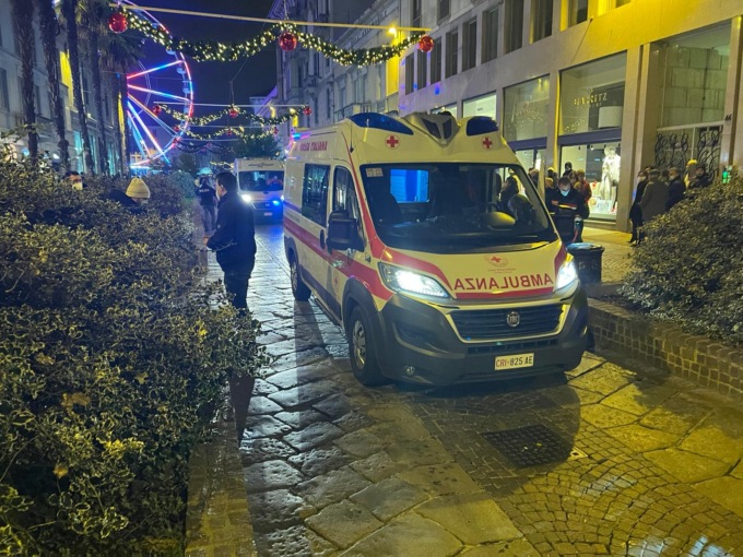 Ventiduenne accoltellato alla testa nel centro di Monza