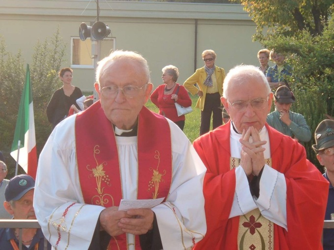 Il piazzale della chiesa intitolato all’amato parroco
