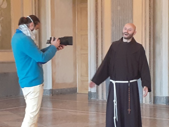 Frate Celestino canta la bellezza del creato con una nuova canzone