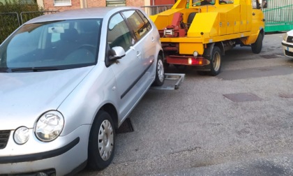 A Brugherio prosegue l'operazione "Strade pulite": rimosse altre automobili abbandonate