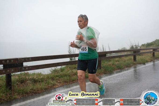 Nonna di 4 nipoti, a 76 anni corre e vince la maratona