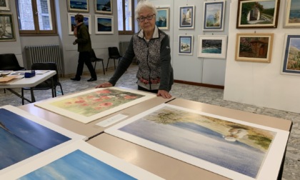 A 96 anni mette i suoi quadri in vendita per aiutare le associazioni benefiche della città