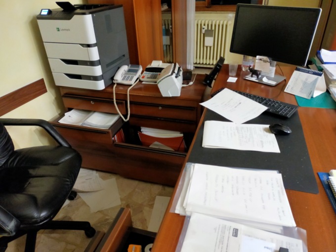 Assaltano l’assicurazione e lanciano la cassaforte dal secondo piano
