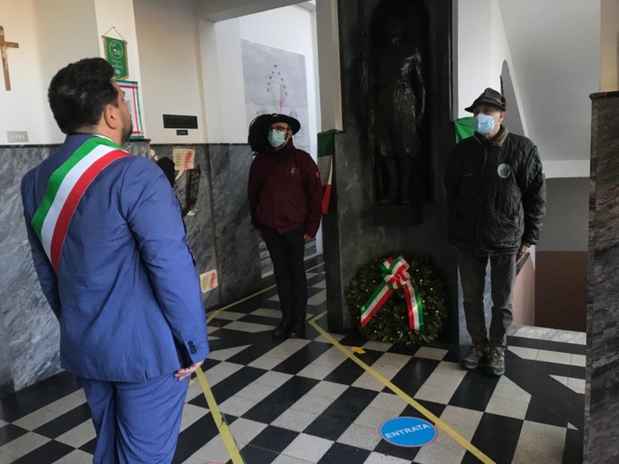 Alla primaria Gavazzi deposta una corona d’alloro ai piedi della statua del Milite Ignoto