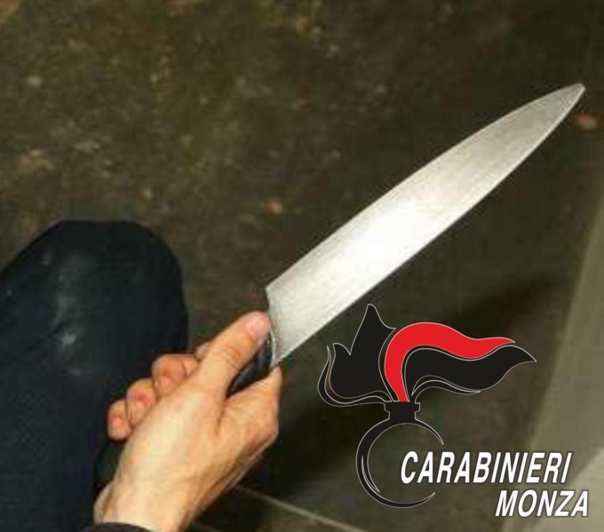Punta un coltello al volto di un minorenne per rubargli il borsello