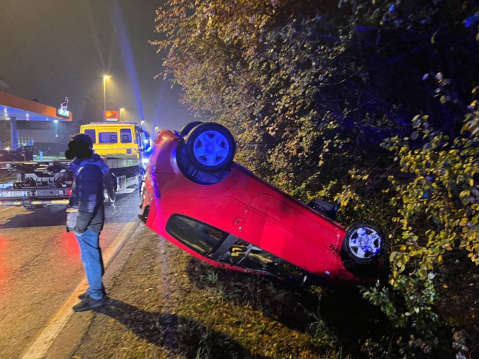 Auto finisce fuori strada e si ribalta, paura per tre giovani
