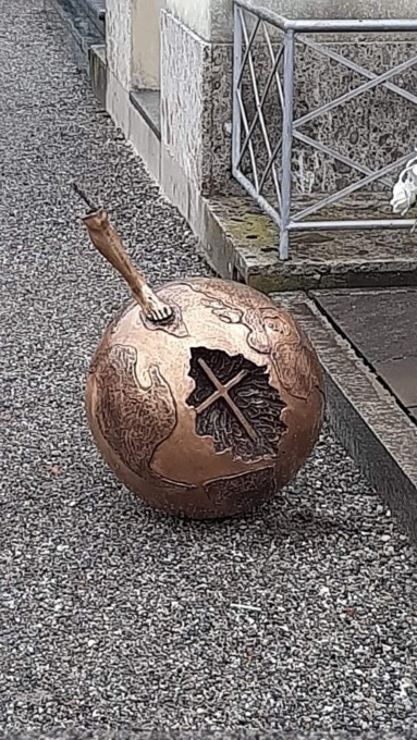Ladri in azione nei cimiteri di Cornate e Porto. Razzìe di portavasi e monumenti distrutti