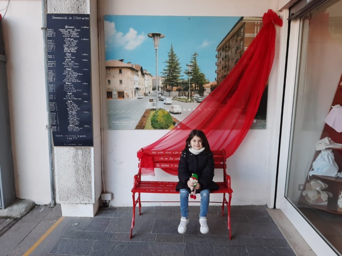 A Meda contro la violenza sulle donne una panchina rossa decorata dagli uomini
