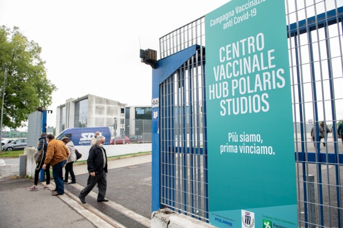 Covid, l’hub Polaris di Carate riapre per la terza dose