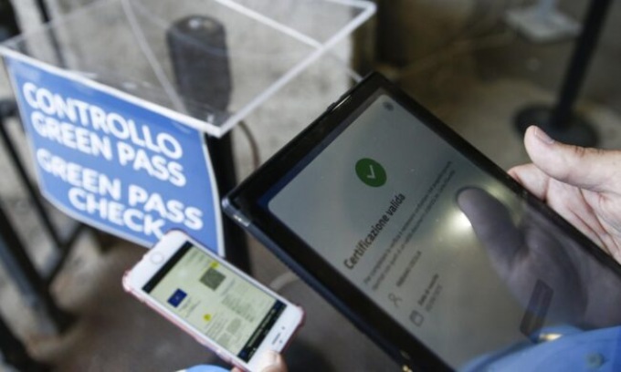Senza green pass in posta e in negozio: multati due cittadini