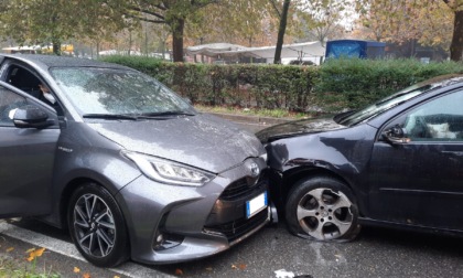 Scontro frontale fra due auto sotto la pioggia