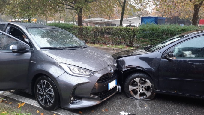 Scontro frontale fra due auto sotto la pioggia
