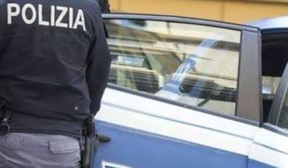 Ladro si nasconde dalla Polizia camuffandosi da attaccapanni