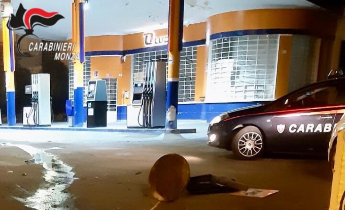 Ubriaco distrugge un’aiuola,  beccato dai Carabinieri grazie alla scia d’olio lasciata sulla strada