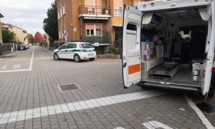 Cade mentre taglia la siepe, elisoccorso a Ceriano