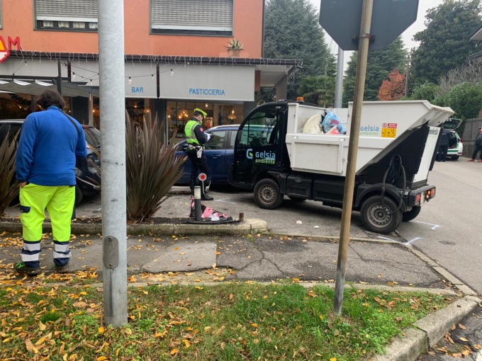 Grave malore al volante, netturbino finisce fuori strada