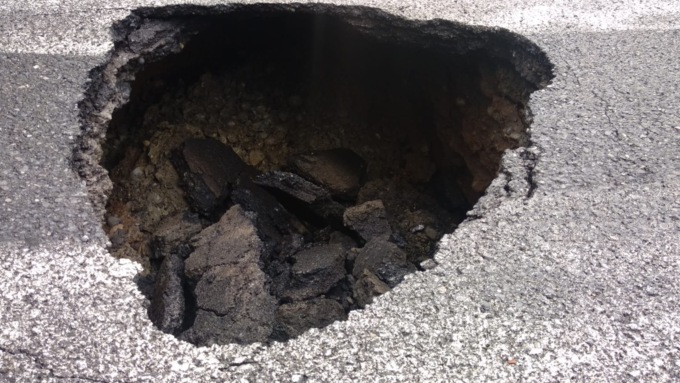Voragine in strada, traffico deviato