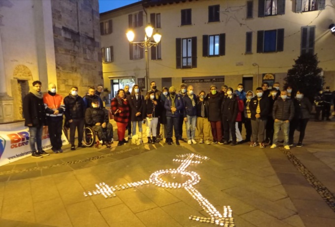 Cinquecento lumini per le vittime della violenza omotransfobica
