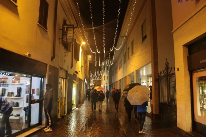 Un Natale “luminoso” e in piazza torna la pista di pattinaggio