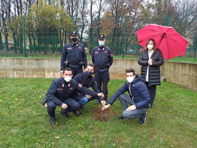 Carate, un acero a scuola ricorda l’impegno per il verde