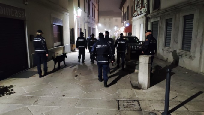 Controlli della Polizia locale con l’unità cinofila